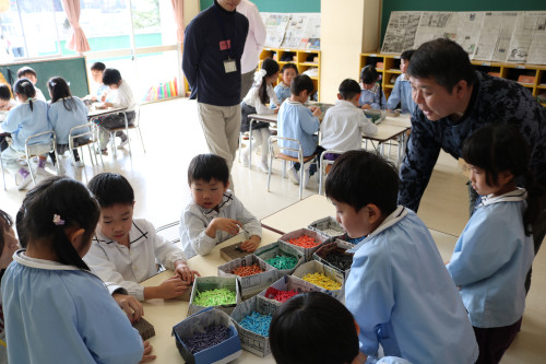 はたらくネットさんとの交流：綿棒制作